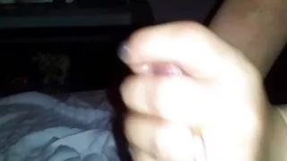Podane na starsze mamuski ustach Brunetki z pięknym tyłkiem po tym, jak przyłapała ją na masturbacji