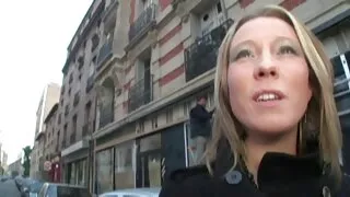 Szturchnął laska z małymi cyckami na łonie sex mamuski de natury