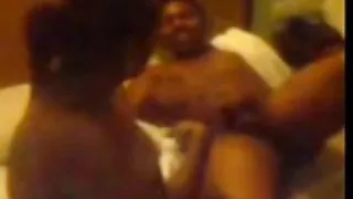 Busty seks-głodny skacze dojrzale mamuski z mlodymi na kutasie faceta