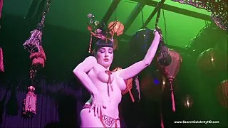 Buxomy dziewczyna pochylił się i pozwolił dojrzałe mamuśki nago jej pussy fucked